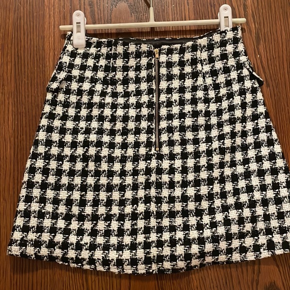Francesca’s houndstooth tweed skirt - Picture 3 of 4